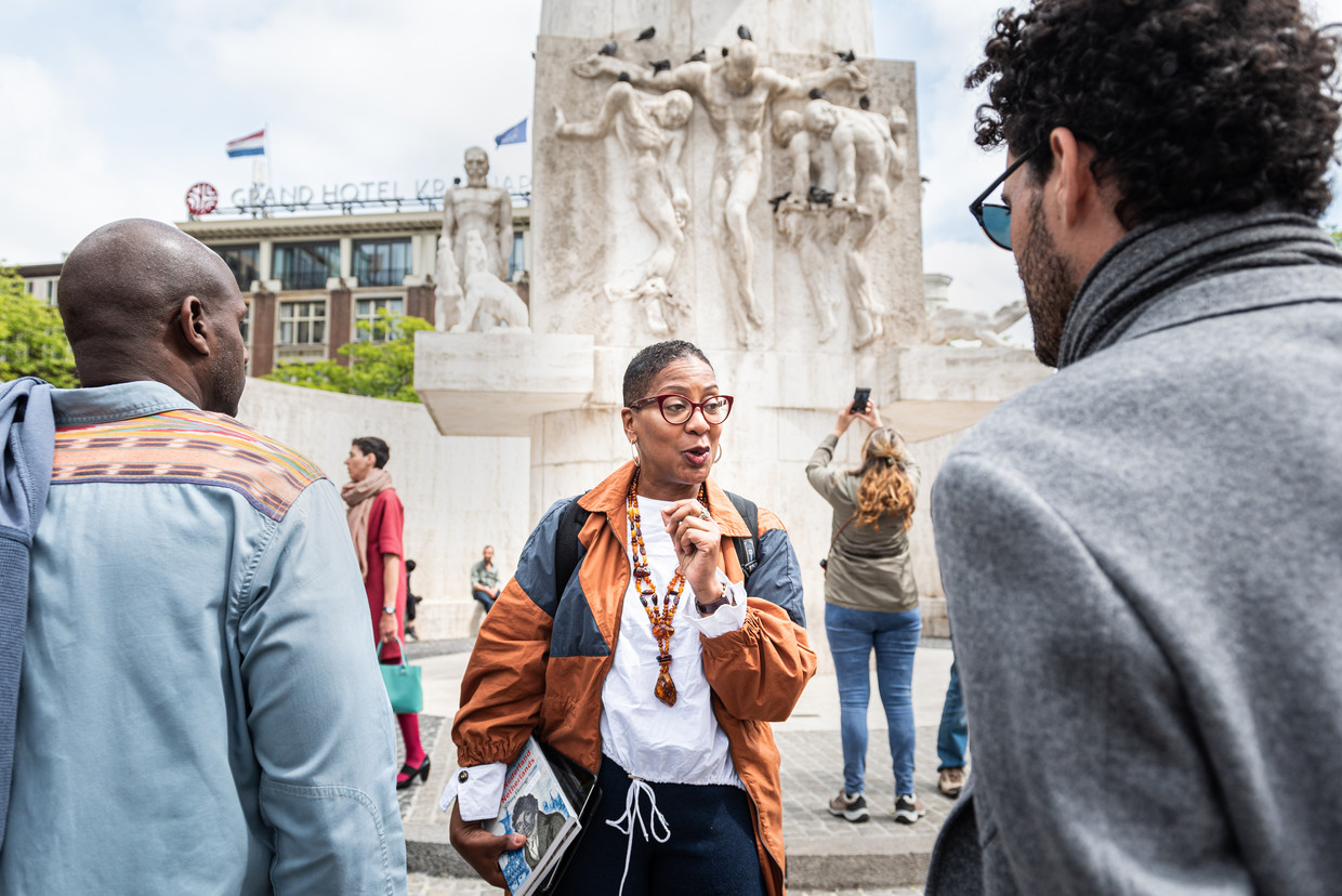 Jennifer Tosch, founder of Black Heritage Tours, conducting a tour in Dam Square, Amsterdam